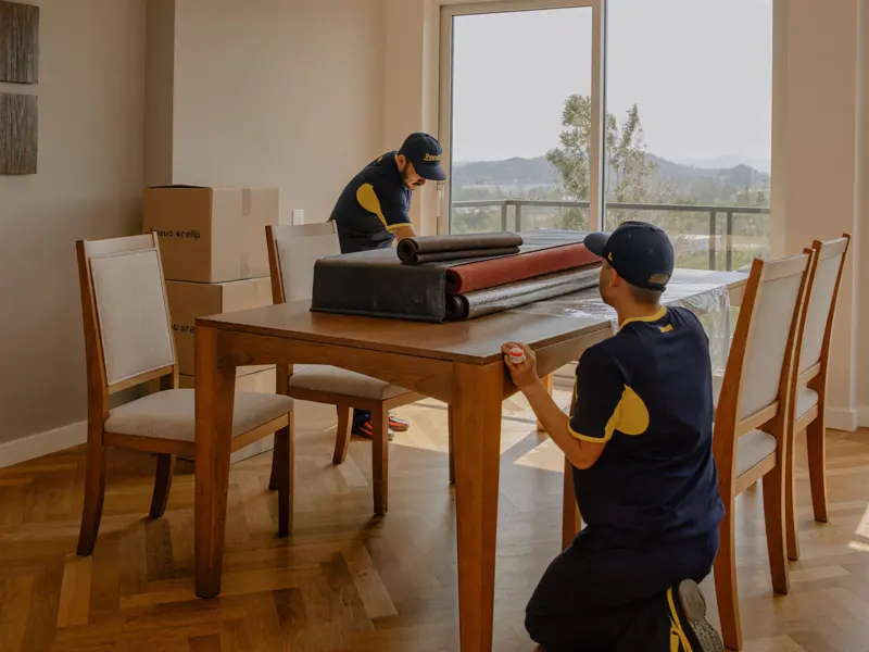 Embaladores de MayorKing protegiendo muebles en un apartamento